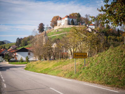 Sevnica je malo mesto sa nešto malo više od 4.500 stanovnika 