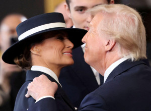 ISTINA O POLJUPCU MELANIJE I DONALDA TRAMPA NA INAUGURACIJI! Analitičari tvrde: Sve se videlo, očigledan je neoboriv dokaz za to zašto je prva dama OVO uradila! (FOTO)