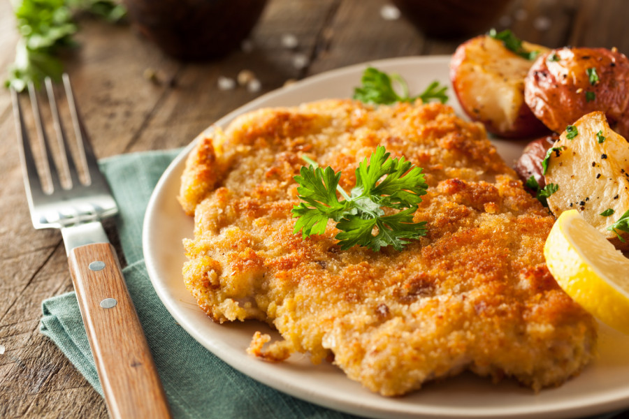 RECEPT ZA NAJSOČNIJE I NAJMEKŠE POHOVANO MESO: Uz provereni trik kuvara, biće bolje i ukusnije nego u kafani!