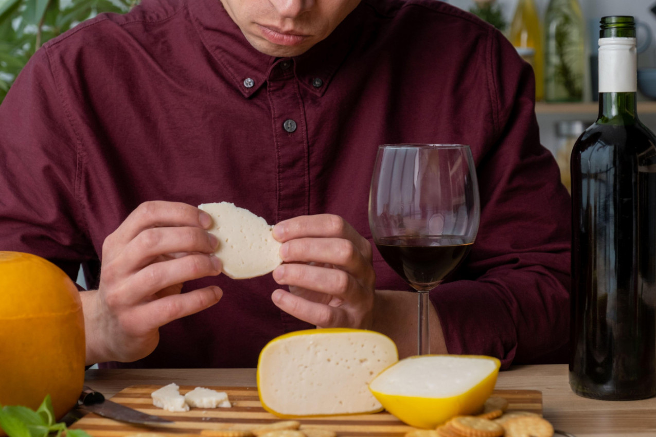 SVAKOG DANA JE JEO OD TRI DO ČETIRI KILOGRAMA SIRA - nećete verovati šta mu je izraslo po telu! Ovo je zaprepastilo i lekare!