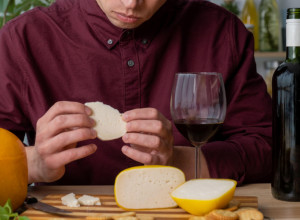 SVAKOG DANA JE JEO OD TRI DO ČETIRI KILOGRAMA SIRA - nećete verovati šta mu je izraslo po telu! Ovo je zaprepastilo i lekare!