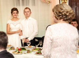 SVEKRVA JE PODIGLA ČAŠU DA NAZDRAVI NA SVADBI SINA: Zbog njenih reči pukla bruka, mlada je bila crvena kao bulka!