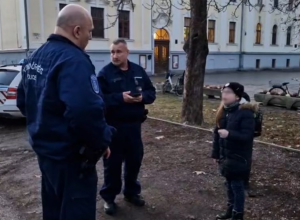 DEVOJČICA JE PREKLINJALA POLICIJU DA JE NE DAJU OCU: Potresan snimak obišao svet (VIDEO)