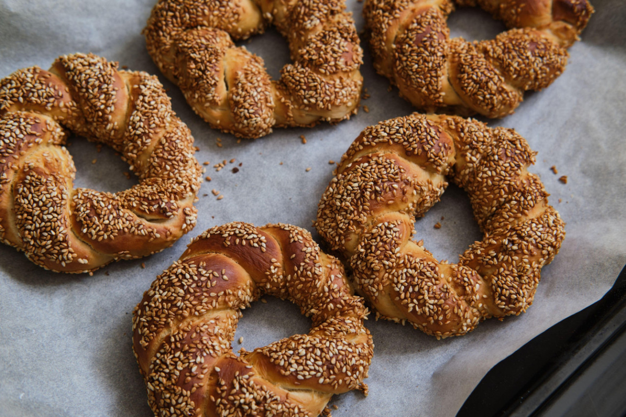 TURSKI SIMIT KOJI MORATE DA PROBATE - ukusno testo koje će vas oduševiti: Hrskavo kao sa ulica Istanbula!