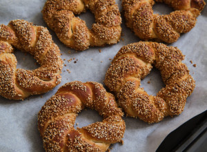 TURSKI SIMIT KOJI MORATE DA PROBATE - ukusno testo koje će vas oduševiti: Hrskavo kao sa ulica Istanbula!