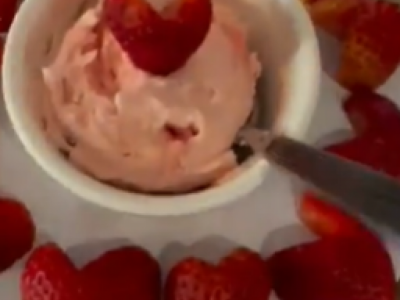 Spremili su ukusne zalogaje s jagodama u oblicu srca