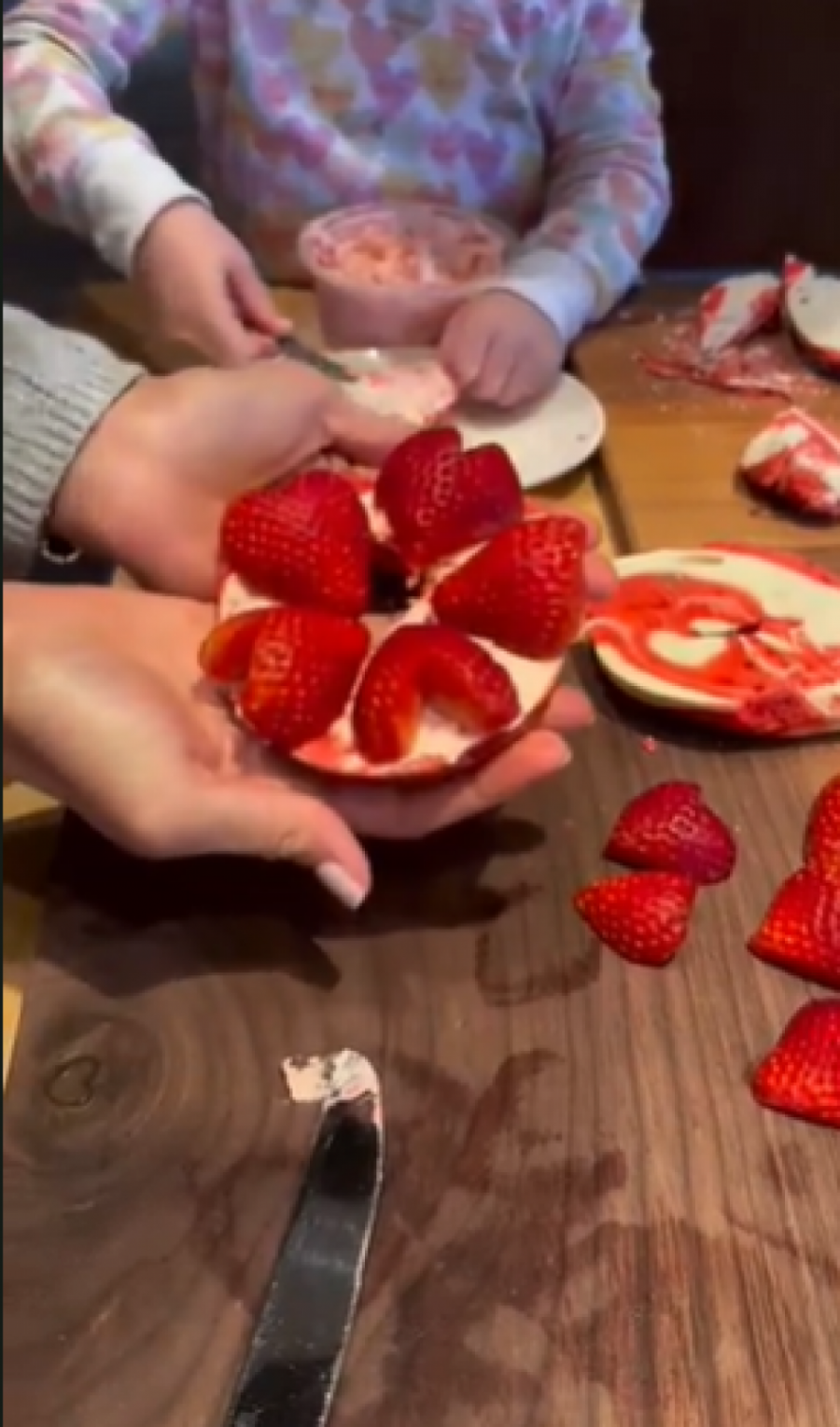 Megan Markl sa decom je pravila kolačiće za Dan Zaljubljenih