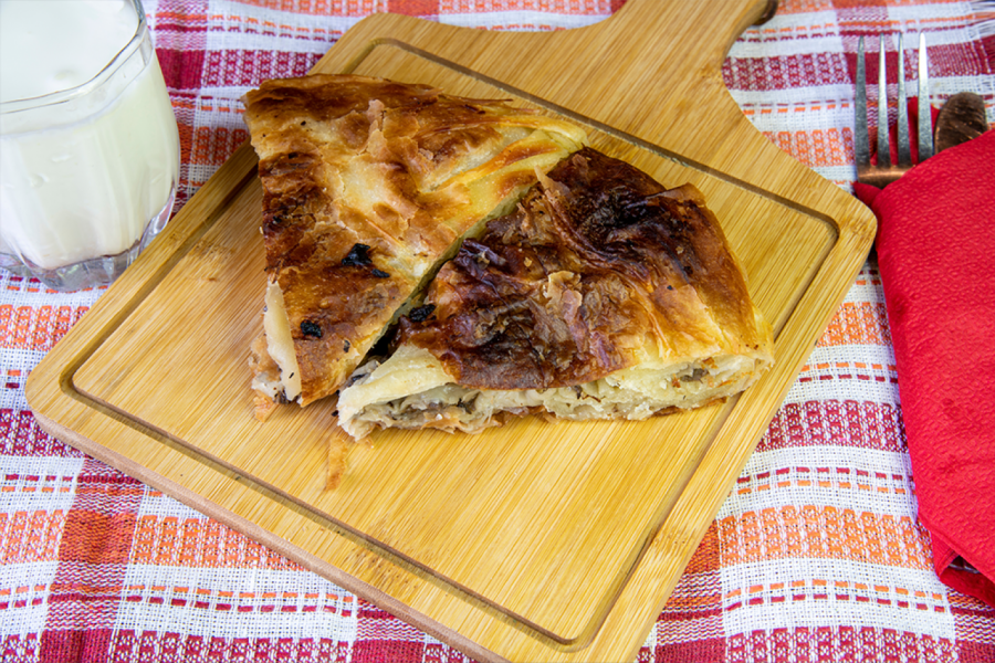 STARINSKO JELO BEZ IJEDNE KAPI ULJA: Manastirska pita sa pečurkama - recept za koji se otimaju domaćice!