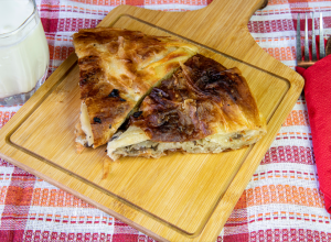 STARINSKO JELO BEZ IJEDNE KAPI ULJA: Manastirska pita sa pečurkama - recept za koji se otimaju domaćice!