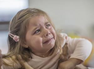 DEVOJČICU MARIJU JE MAJKA DOVELA U PRODAVNICU I VIKNULA: UNIŠTILA SI MI ŽIVOT! Nesrećno dete je vrištalo i vuklo je za suknju, ali ona se samo okrenula i NESTALA!