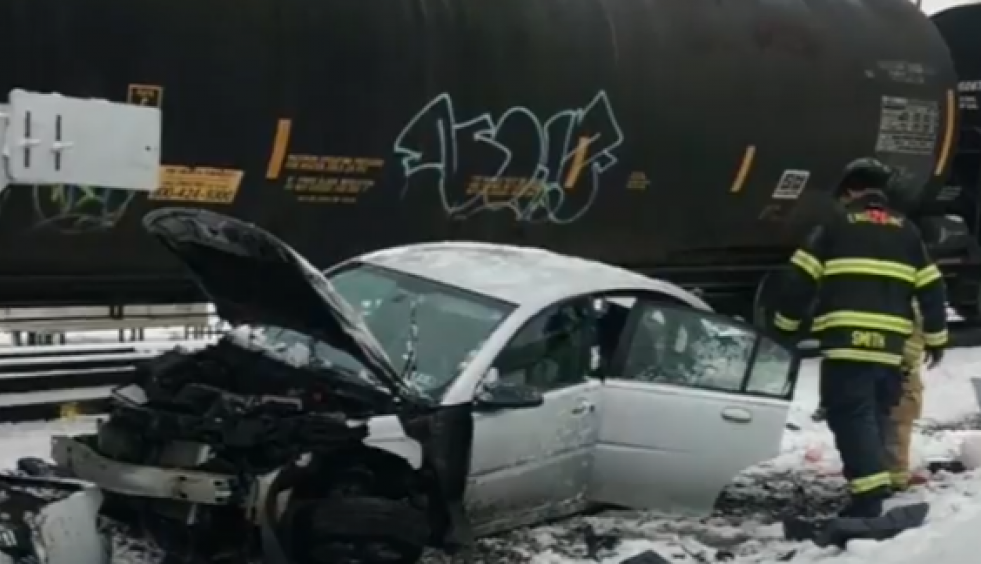 TROGODIŠNJAK JE OSTAO ZAROBLJEN U AUTOMOBILU NA PRUZI: Voz je udario tačno u vozilo, niko nije smeo da pogleda unutra, a ono što je usledilo može biti samo ČUDO! (VIDEO)