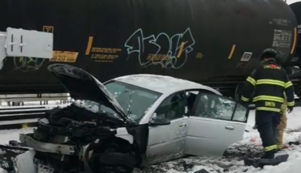 TROGODIŠNJAK JE OSTAO ZAROBLJEN U AUTOMOBILU NA PRUZI: Voz je udario tačno u vozilo, niko nije smeo da pogleda unutra, a ono što je usledilo može biti samo ČUDO! (VIDEO)