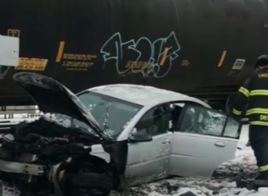 TROGODIŠNJAK JE OSTAO ZAROBLJEN U AUTOMOBILU NA PRUZI: Voz je udario tačno u vozilo, niko nije smeo da pogleda unutra, a ono što je usledilo može biti samo ČUDO! (VIDEO)