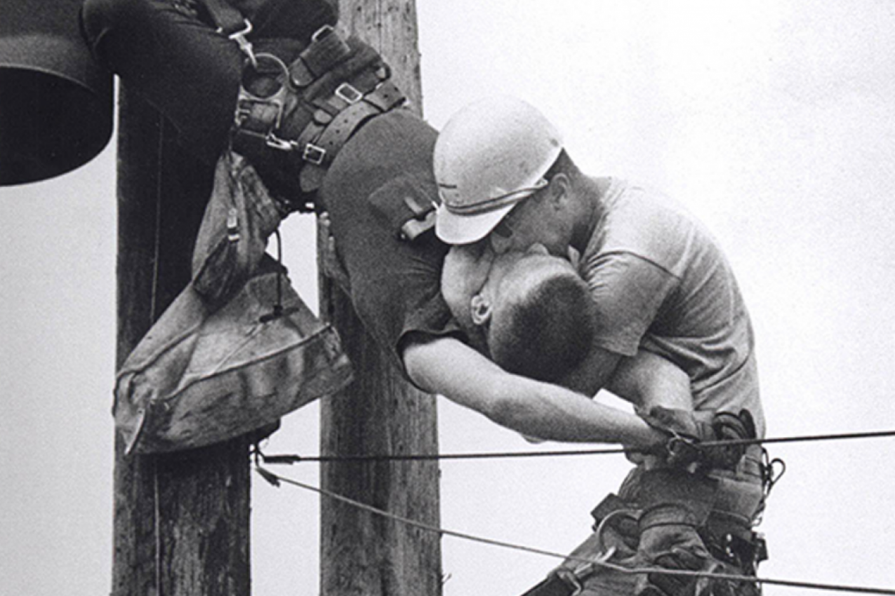 DVOJICA MUŠKARACA U ZAGRLJAJU NA BANDERI - legendarna fotografija stara 58 i dalje intrigira! Mnogima nije jasno šta se krije iza nje! (FOTO)