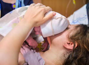 OTIŠLA JE NA POROĐAJ I DOŽIVELA NAJVEĆE IZNENAĐENJE U ŽIVOTU: Kada je ugledala bebu vrisnula je od šoka! (FOTO)