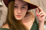 INFLUENSERKA POLNIM ORGANOM CRTA I PRODAJE UMETNIČKA DELA: Glavni alat joj je OVO, a slike koje pravi izazivaju NEVERICU (FOTO GALERIJA)