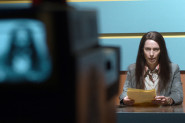 KRISTINA JE VODILA PROGRAM UŽIVO, A ONDA JE PRED KAMERAMA IZVADILA PIŠTOLJ I UPERILA GA SEBI U GLAVU: Svi su u neverici gledali šta će uraditi, a onda je izgovorila reči koje lede krv!