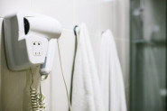 ZAŠTO NIKADA NE SMETE DA KORISTITE HOTELSKI FEN ZA KOSU: Rizikujete ozbiljne infekcije, kad čujete šta je u njima, neće vam biti dobro!
