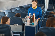 JA SAM STJUARDESA I OSUĐUJEM SVE PUTNIKE KOJI NARUČE OVO PIĆE U AVIONU: Kada bi znali šta sve ima unutra, želudac bi im se okrenuo! (VIDEO)