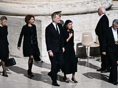 Kralj Felipe VI od Španije i kraljica Letisija takođe su bili na sahrani, a kraljica je nosila veo