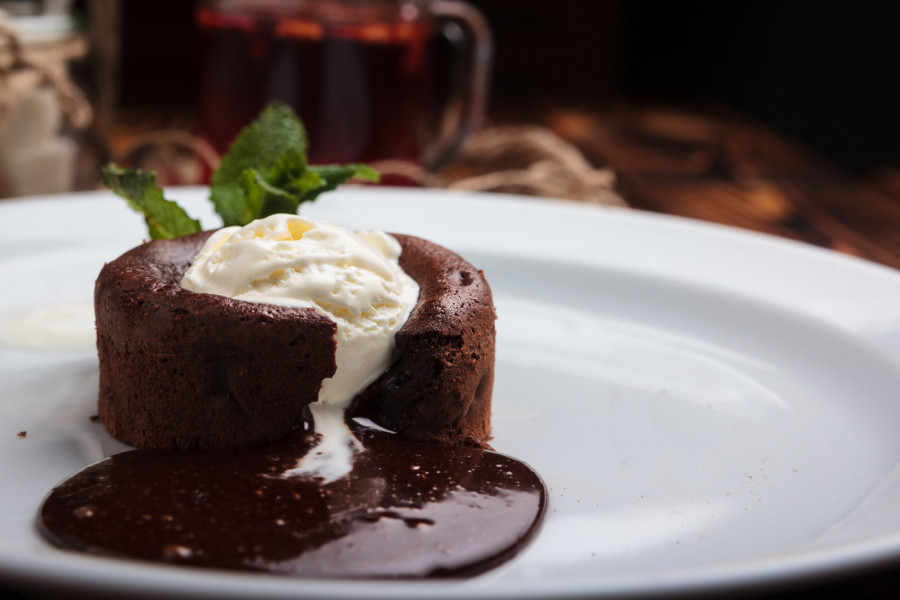 ČOKOLADNI SUFLE - evo kako da dobijete savršeno hrskavu koricu i unutrašnjost koja se razliva po tanjiru: Uz kuglu sladoleda ovo je san snova!
