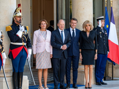 Prva dama Francuske s mužem je dočekala nemačkog kancelara Šolca i njegovu suprugu 
