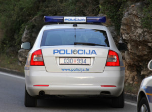 TURISTI SU UGLEDALI HRVATSKU POLICIJU PORED PUTA I STALI DA POTRAŽE POMOĆ: Kada su prišli prozoru auta sledili su se od prizora i od toga ko je bio na sedištu! (VIDEO)
