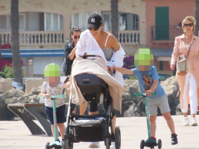 Na leto 2023. godine na Majorci Ana je šetala sa trojicom sinova 