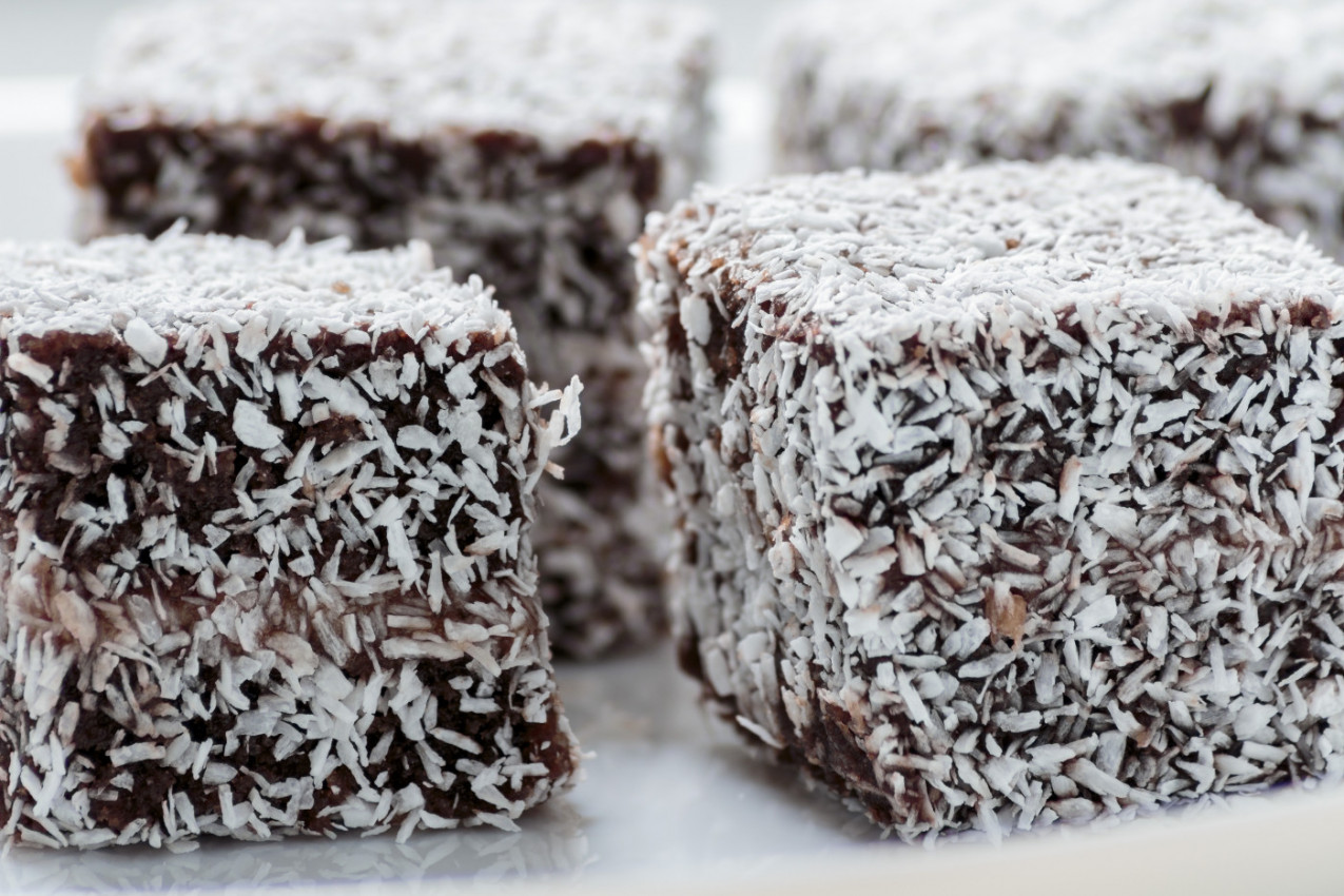 BRZE MEKANE KOCKE SA KOKOSOM: Čupavci po tradicionalnom receptu - spremite omiljeni srpski slatkiš