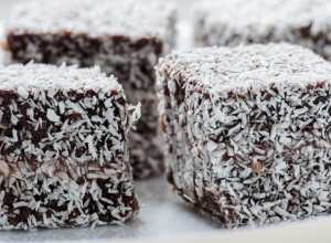 BRZE MEKANE KOCKE SA KOKOSOM: Čupavci po tradicionalnom receptu - spremite omiljeni srpski slatkiš