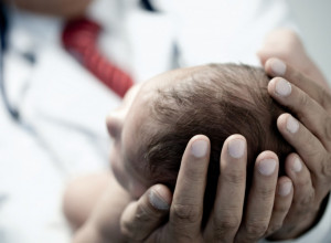 DONELA JE BEBU NA SVET, A ONDA ČULA KRIKE LEKARA - UZNEMIRENO SU TRČALI! Triput su reanimirali dete dok otac nije uradio nešto i sve ostavio paralisane! (FOTO)