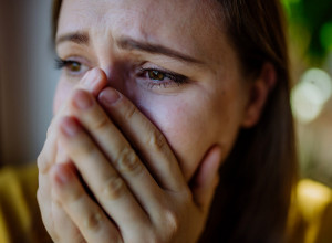 MAJKU JE PROBUDO DIM, SHVATILA JE DA JE CELA KUĆA U PLAMENU: Pohitala je na vrata sobe u kojoj je bio njen devetomesečni sin, ali nije mogla da uđe... (VIDEO)