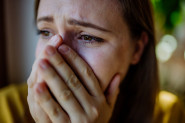 MAJKU JE PROBUDO DIM, SHVATILA JE DA JE CELA KUĆA U PLAMENU: Pohitala je na vrata sobe u kojoj je bio njen devetomesečni sin, ali nije mogla da uđe... (VIDEO)