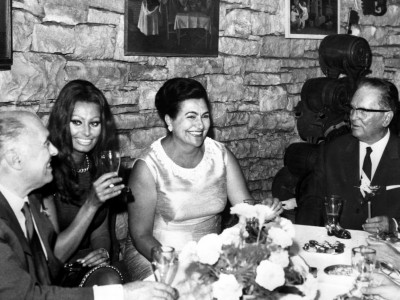 Jovanka Broz Tito i Josip u društvu