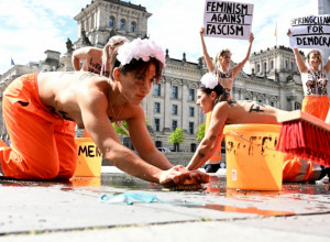 Žene poslale snažnu poruku - U srcu Berlina je u organizaciji pokreta Femen održan protest s nazivom "Prolećno čišćenje za demokratiju".