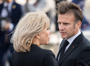 OVO NIKO NIJE OČEKIVAO OD BRIŽIT - KAD JE IZAŠLA IZ KOLA MEĐU MASU LJUDI, NASTAO JE MUK! Pogledajte kako se pojavila kod Spomenika neznanom junaku! (FOTO)