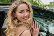 AMBER HERD POSTALA MAJKA! Zbog optužbi na račun Džonija Depa i tvrdnji da ju je tukao i silovao flašom bila je najomraženija na svetu, a sada je našla mir! (FOTO)