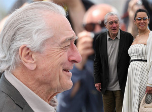 POGLEDAJTE KAKO IZGLEDA LEGENDARNI ROBERT DENIRO U DEVETOJ DECENIJI - u Kan ga je dopratila 35 godina mlađa partnerka, svi opet gledali i u Hale Beri! (FOTO)