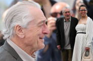 POGLEDAJTE KAKO IZGLEDA LEGENDARNI ROBERT DENIRO U DEVETOJ DECENIJI - u Kan ga je dopratila 35 godina mlađa partnerka, svi opet gledali i u Hale Beri! (FOTO)