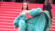 ALESANDRA AMBROSIO ZAKORAČILA NA CRVENI TEPIH KANA I SVET JE STAO: Ovako izgleda moderna sirena, svima vilice pale do poda! (FOTO)