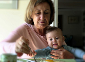 OSTAVILA JE SINA KOD SVEKRVE TOKOM VIKENDA: Kada ga je vratila kući posle nekoliko sati je shvatila ŠTA JE BABA URADILA detetu, kukala je na sav glas!