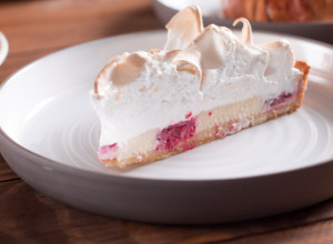 LENJA ŽENA JE NAJBRŽA TORTA BEZ PEČENJA: Tri sloja se pripremaju samo od 1 smese, domaćice je OBOŽAVAJU!
