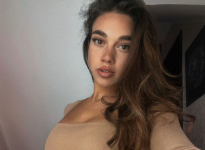 NEDA BRANI DOKTORSKU DISERTACIJU NA INSTITUTU ZA NUKLEARNE NAUKE, a zbog njenih vrelih fotografija svi se raspamete! Žari i pali u minijaturnom kupaćem! (FOTO)