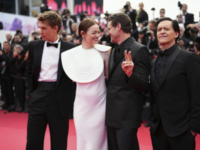 Ema Stoun sa kolegama