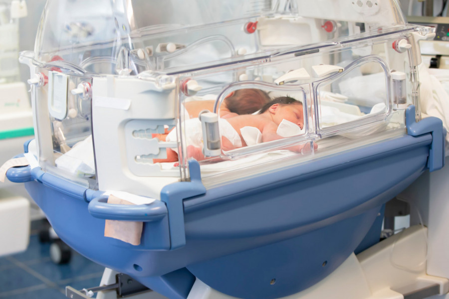 BLIZANCI SU ROĐENI PRE TERMINA - jedan se oporavio, ali drugi je bio kritično! Dok su ga gledali u inkubatoru i lili suze, roditelji doneli šok-odluku, zdravu bebu vratili unutra! (FOTO)