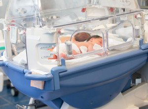 BLIZANCI SU ROĐENI PRE TERMINA - jedan se oporavio, ali drugi je bio kritično! Dok su ga gledali u inkubatoru i lili suze, roditelji doneli šok-odluku, zdravu bebu vratili unutra! (FOTO)