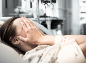 IMALA JE SAMO 27 GODINA I POSLE TROJE DECE SAZNALA DA JE PONOVO TRUDNA: Došla je u kliniku da abortira i gušila se u suzama - a onda joj je prišao ON i ugledala je tu fotografiju...