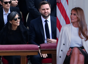 MELANIJA OVO NIKADA NE BI OBULA - svi pričaju o stajlingu druge dame Amerike na inauguraciji pape Lava XIV! Da li je ovo dostojno Vatikana? (FOTO)