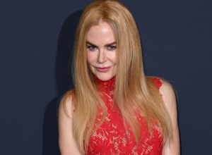 NIKOL KIDMAN DOŽIVELA EPSKI PEH NA CRVENOM TEPIHU - sklonio se pramen kose, a ono što je izvirilo, sve je prenerazilo! Ljudi se u neverici pitaju šta će joj to?! (FOTO)