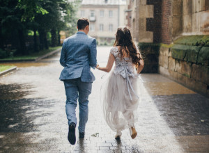 MLADENCI SU UŽIVALI NA VENČANJU, A ONDA SE PROLOMIO VRISAK - svi su potrčali ka prozoru i viknuli: "Božiji znak"! Snimak sa ove svadbe pogledalo je 6,3 miliona ljudi!